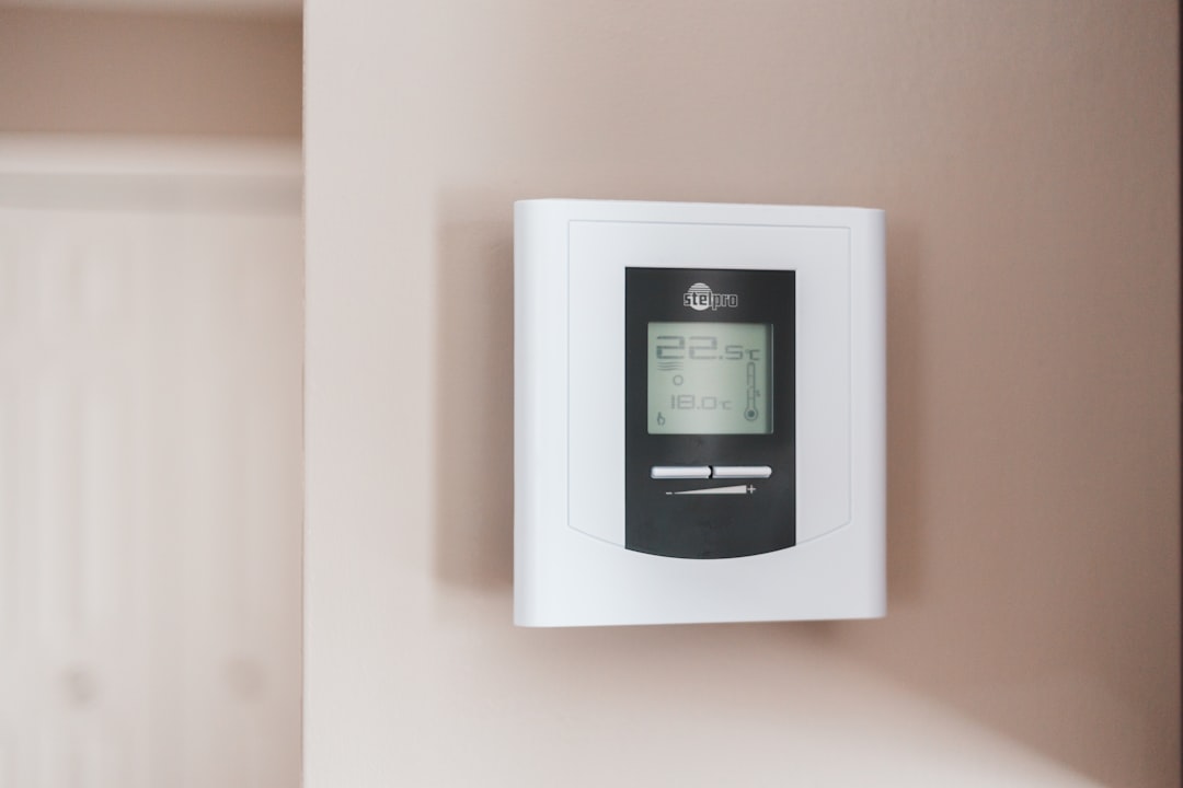 white-and-gray-thermostat-at-19-5-fsli8rdcdyk